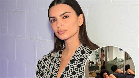 Emily Ratajkowski Poses Completely Naked with Eric André for。